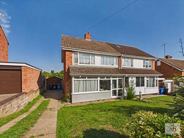 3 Bedroom Semi Detached House For Sale In Radcliffe Drive, Ipswich, IP2