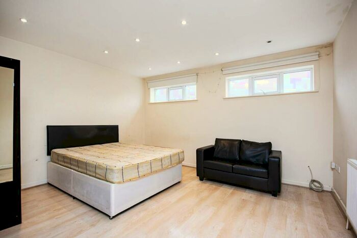Studio To Rent In Finchley Road, Temple Fortune, London, NW11