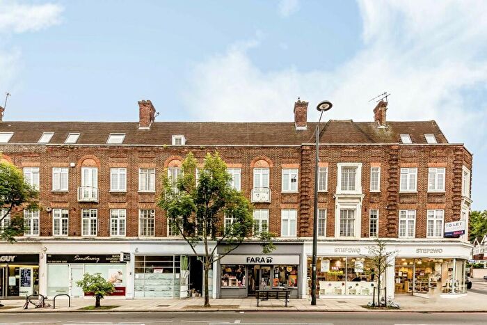 3 Bedroom Flat To Rent In Colston Road, East Sheen, SW14