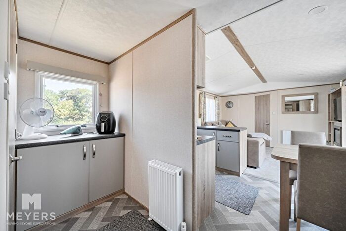 2 Bedroom Mobile/park Home For Sale In Durdle Door Holiday Park, West Lulworth, BH20 - Photo 6