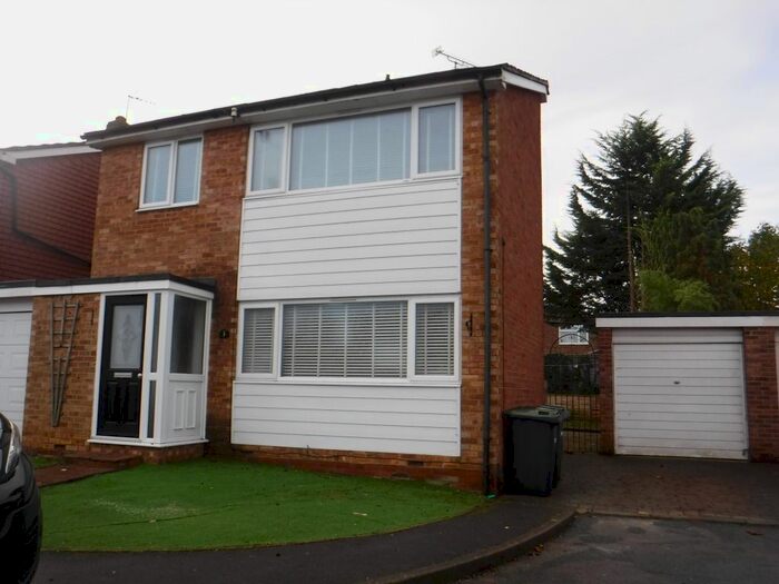 3 Bedroom Link Detached House To Rent In Orchard Grove, Waterlooville, PO8