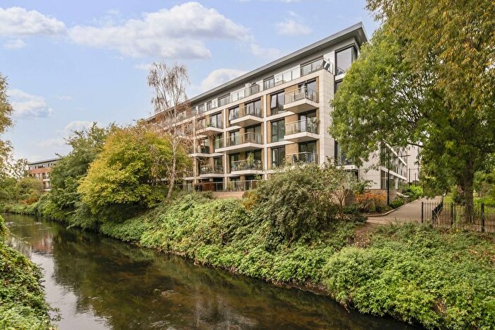 2 Bedroom Flat To Rent In Knaresborough Drive, Earlsfield, London, SW18