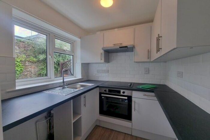 2 Bedroom Flat To Rent In St. Margarets Road, Torquay, TQ1