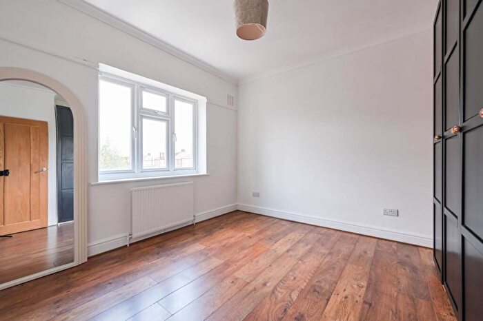 2 Bedroom Flat To Rent In Kingsbridge Court, , Palmers Green, London, N21