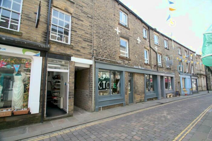 2 Bedroom Flat To Rent In Otley Street, Skipton, North Yorkshire, Uk, BD23
