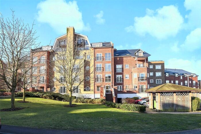 2 Bedroom Flat To Rent In Aveley House, Iliffe Close, Reading, Berkshire, RG1