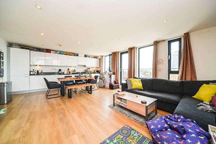 2 Bedroom Flat To Rent In Webber Street, Waterloo, London, SE1