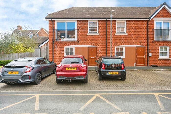2 Bedroom Maisonette For Sale In De Montfort Place, Bedford, Bedfordshire, MK40
