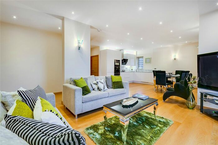 3 Bedroom Flat To Rent In Buckingham Palace Road, London, SW1W