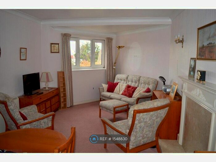 2 Bedroom Flat To Rent In Parkview Court, Newbury Park, IG2