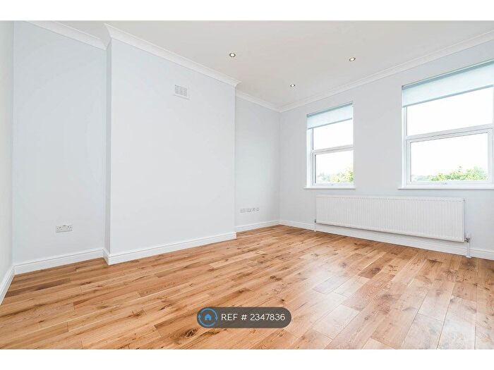 3 Bedroom Flat To Rent In Overhill Road, London, SE22