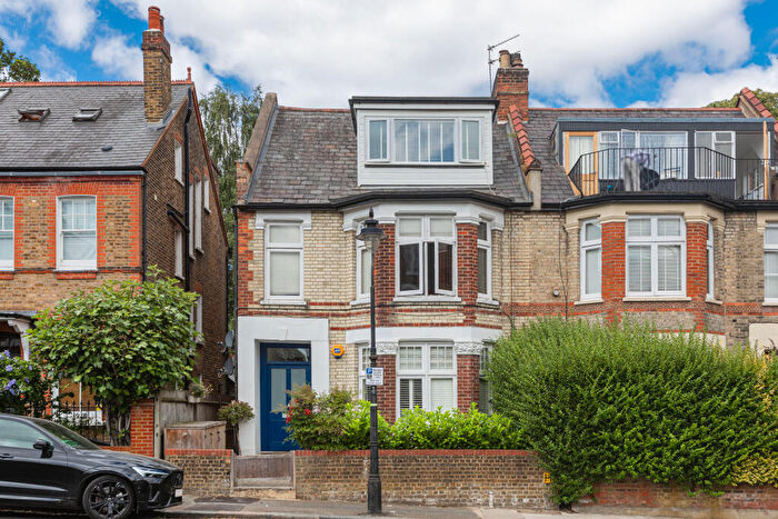 1 Bedroom Flat For Sale In Bishops Road, Highgate, London, N6