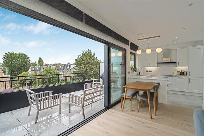 4 Bedroom Maisonette For Sale In Badminton Road, SW12