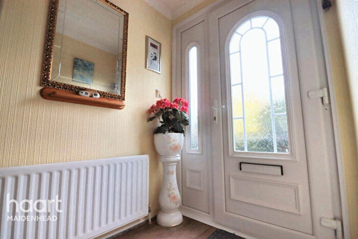 2 Bedroom Park Home For Sale In Willows, Windsor, SL4