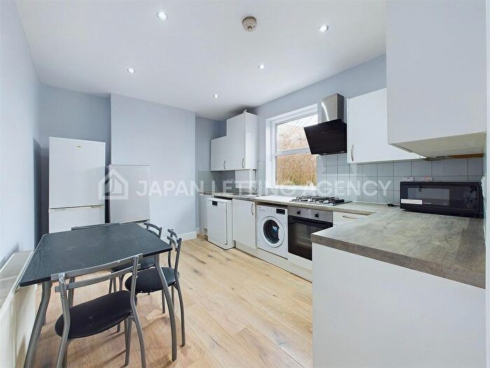3 Bedroom Flat To Rent In Hastings Road, London, W13