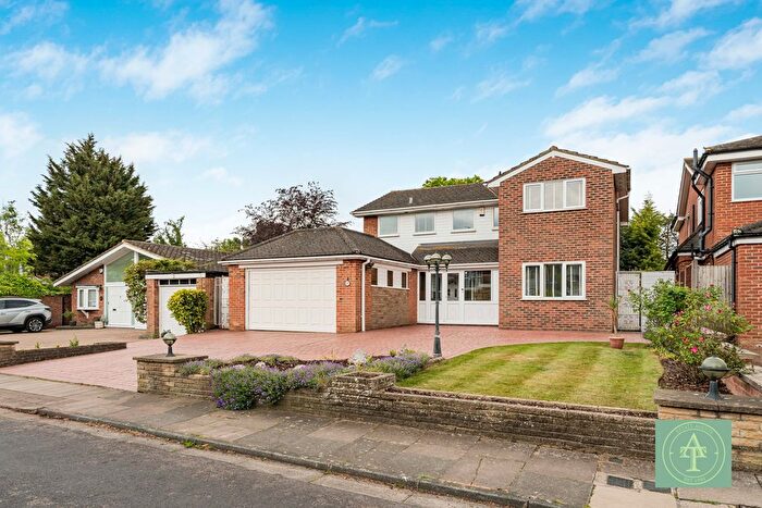 4 Bedroom Detached House For Sale In Ridings Avenue, Grange Park, N21