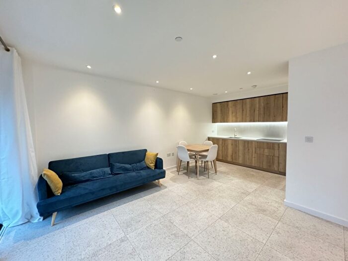 2 Bedroom Flat To Rent In Sidney Street, London, E1