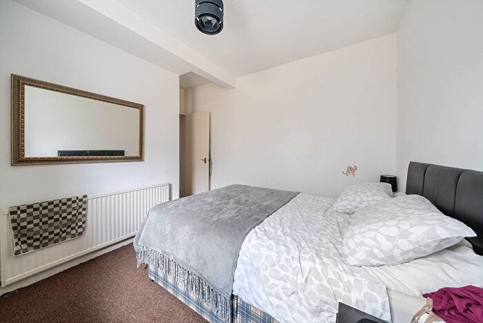 2 Bedroom Flat To Rent In Ambergate Street, Elephant And Castle, London, SE17