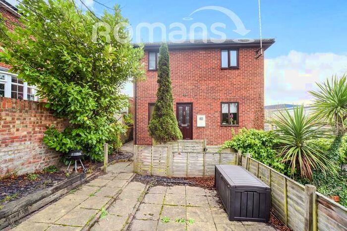 2 Bedroom Maisonette Flat To Rent In Tanhouse Lane, RG41