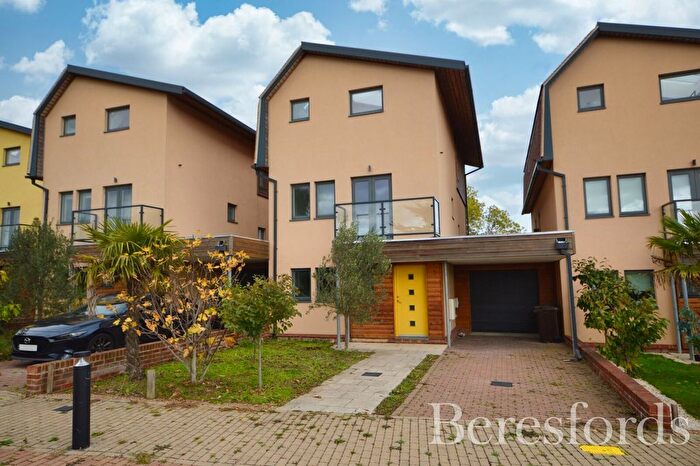 5 Bedroom Link Detached House For Sale In Grover Gardens, Romford, RM5