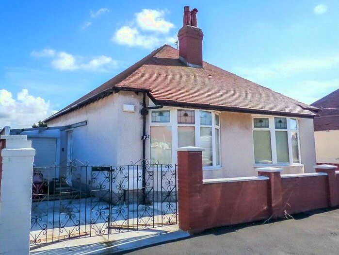 Houses for sale & to rent in FY2 9PN, Warbreck Drive, Bispham Blackpool