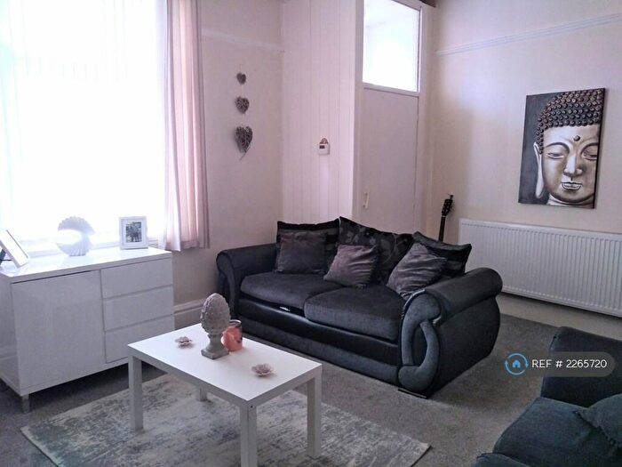 3 Bedroom End Of Terrace House To Rent In Fourth Avenue, Chadderton, Oldham, OL9