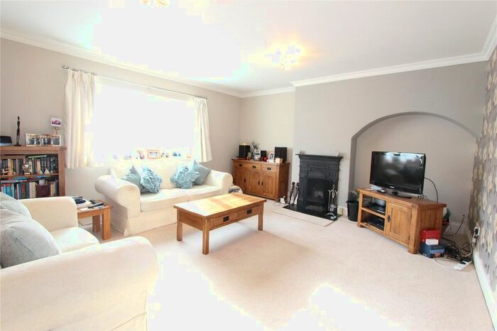 3 Bedroom Flat To Rent In High Road, Ickenham, UB10