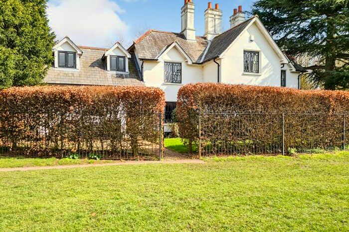 3 Bedroom Detached House To Rent In Shepperton Road, Laleham, Staines, TW18