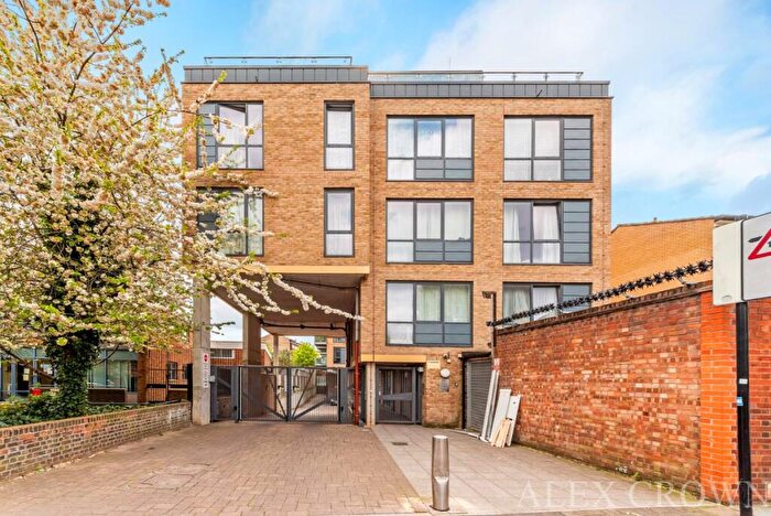 1 Bedroom Flat To Rent In Aubers Ridge Court, Festubert Place, Mile End, E3