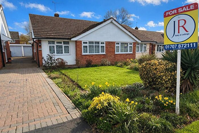 2 Bedroom Semi-detached Bungalow For Sale In Jones Road, Goffs Oak, EN7