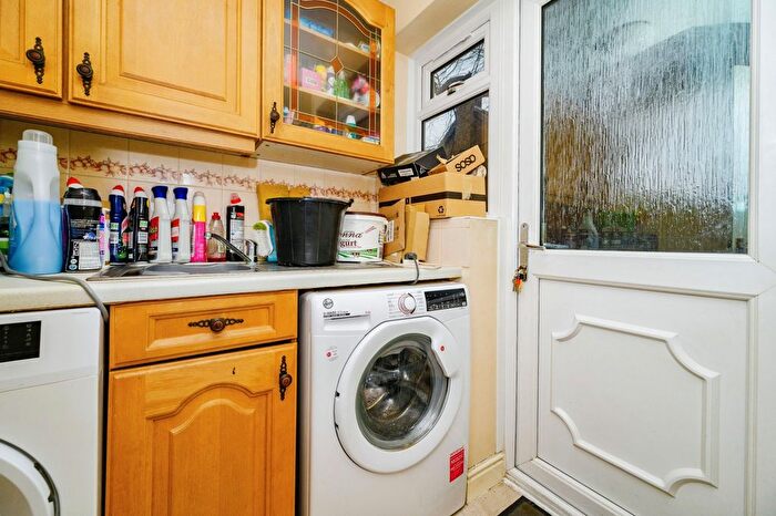 5 Bedroom Detached House For Sale In Greenside Park, Luton, Bedfordshire, LU2