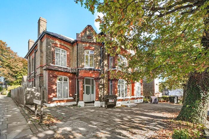 1 Bedroom Flat To Rent In Windmill Hill, Enfield Chase, EN2