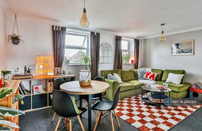 2 Bedroom Flat To Rent In Mazion, Poole, BH12