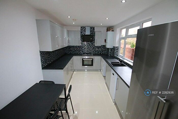 6 Bedroom Terraced House To Rent In Grange Avenue, Reading, RG6