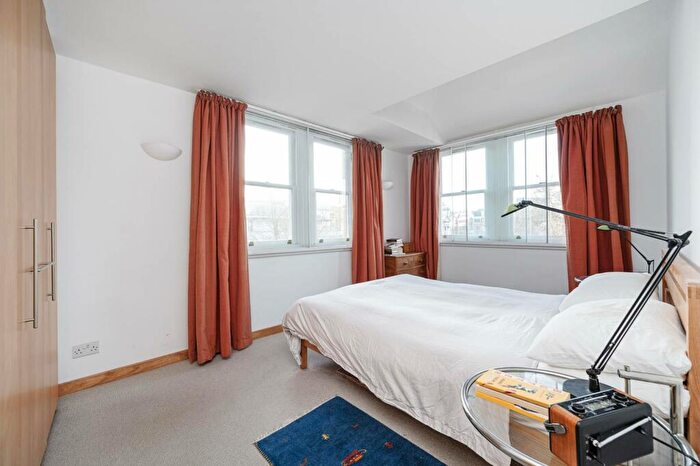 2 Bedroom Flat To Rent In West Smithfield, Farringdon, London, EC1A