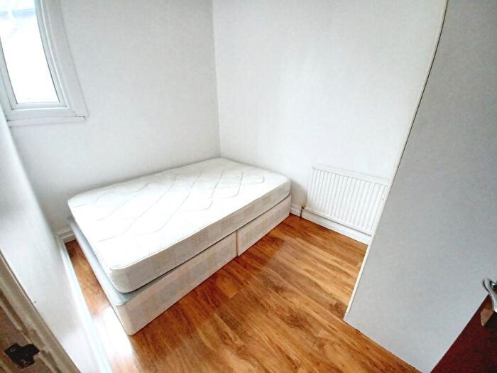 2 Bedroom Flat To Rent In A Green Lanes, Stoke Newington, N16