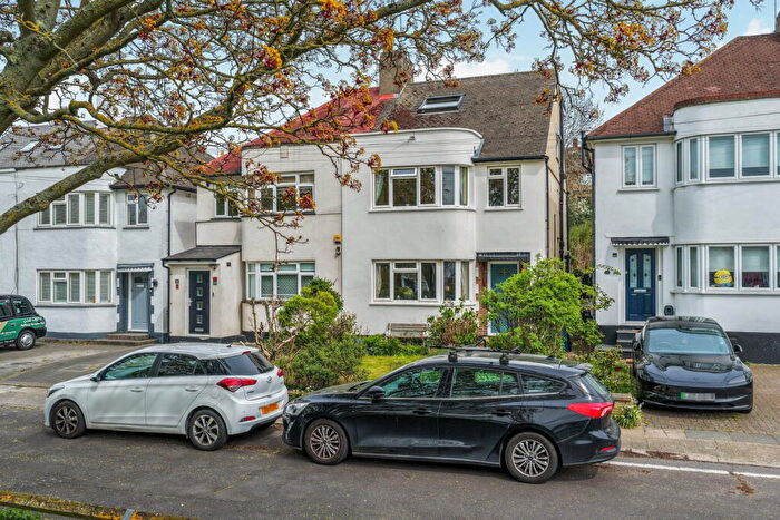 5 Bedroom Semi Detached House For Sale In East Walk, EN4