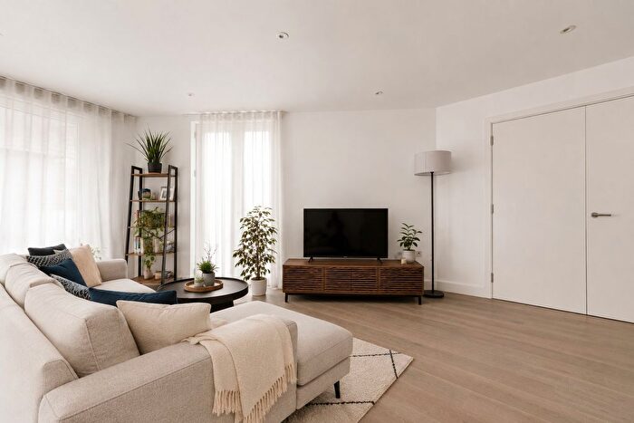 2 Bedroom Flat To Rent In Hannell Road, Munster Village, SW6