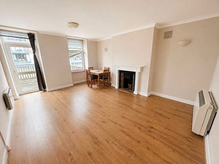 1 Bedroom Flat To Rent In High Street, Staines-Upon-Thames, TW18
