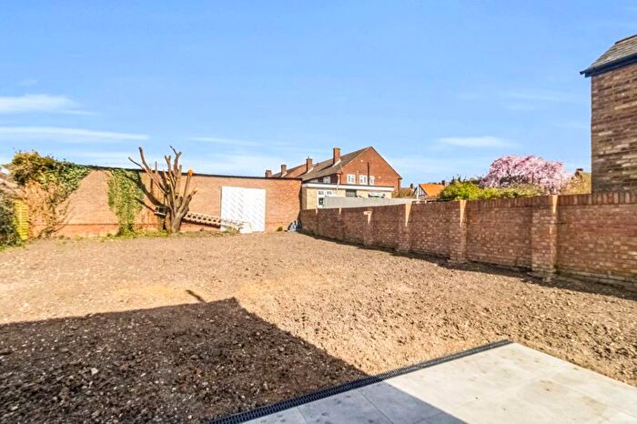 Property To Rent In Mays Lane, Barnet, EN5