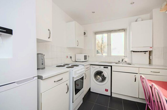 1 Bedroom Flat To Rent In Lavington Close, Hackney, London, E9
