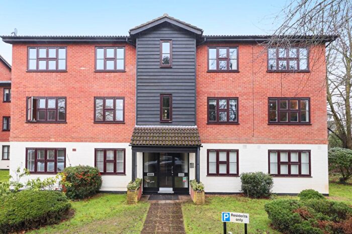 2 Bedroom Apartment For Sale In Queens Road, Weybridge, Surrey, KT13