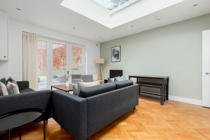 2 Bedroom Flat To Rent In Ellerslie Road, London, W12