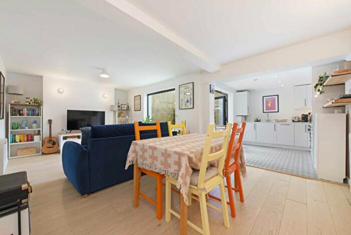 1 Bedroom Flat For Sale In Hanley Road, London, N4