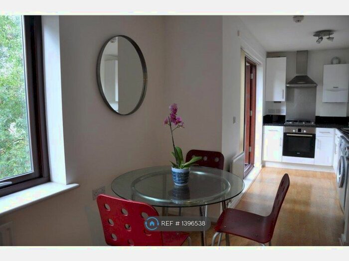 2 Bedroom Flat To Rent In Bronte Court, London, W3