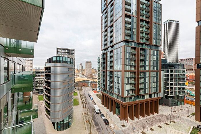 3 Bedroom Flat For Sale In Lincoln Plaza, Canary Wharf, E14