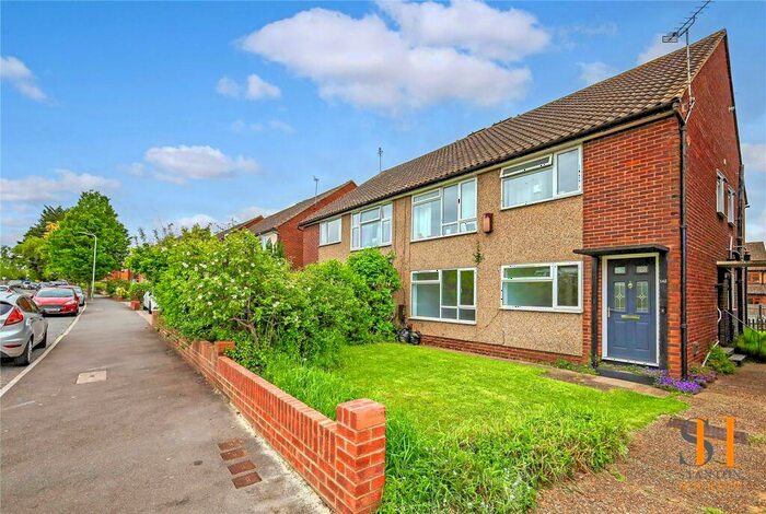 2 Bedroom Maisonette To Rent In Marlborough Gardens, Upminster, RM14