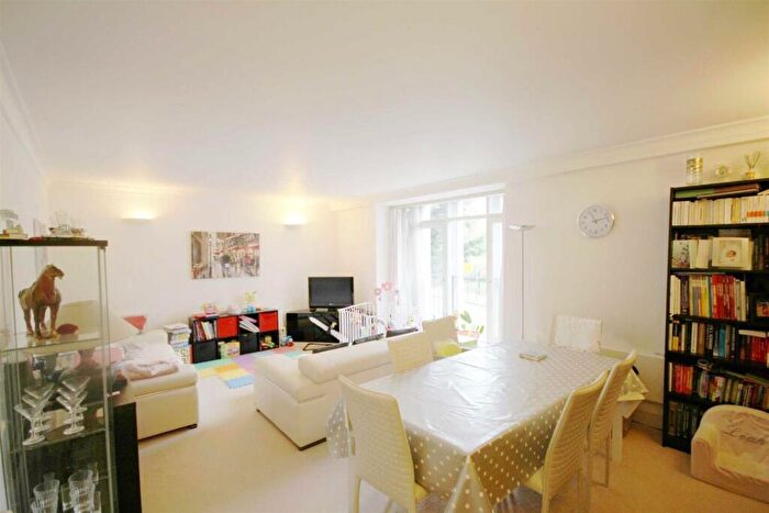 2 Bedroom Apartment To Rent In Marlborough Hill, St Johns Wood, NW8