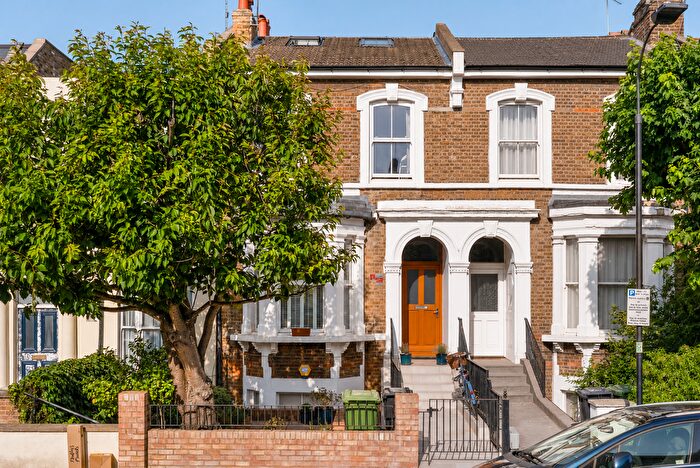 3 Bedroom Flat For Sale In Stowe Road, London, W12