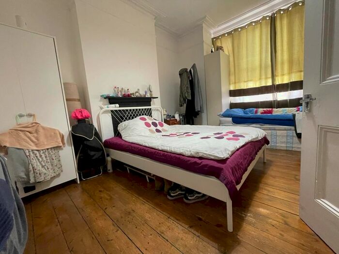 3 Bedroom Flat To Rent In Silver Crescent, London, W4